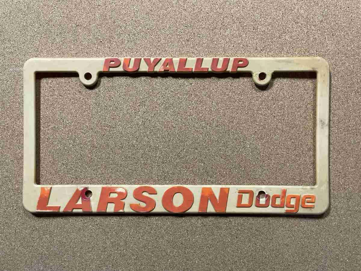 Rámeček SPZ Larson Dodge Puyallup – bílý plastový