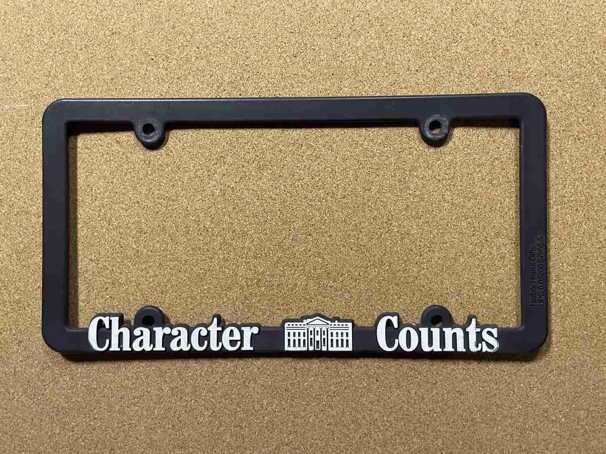 Character Counts Bílý dům — rám SPZ USA černý plastový