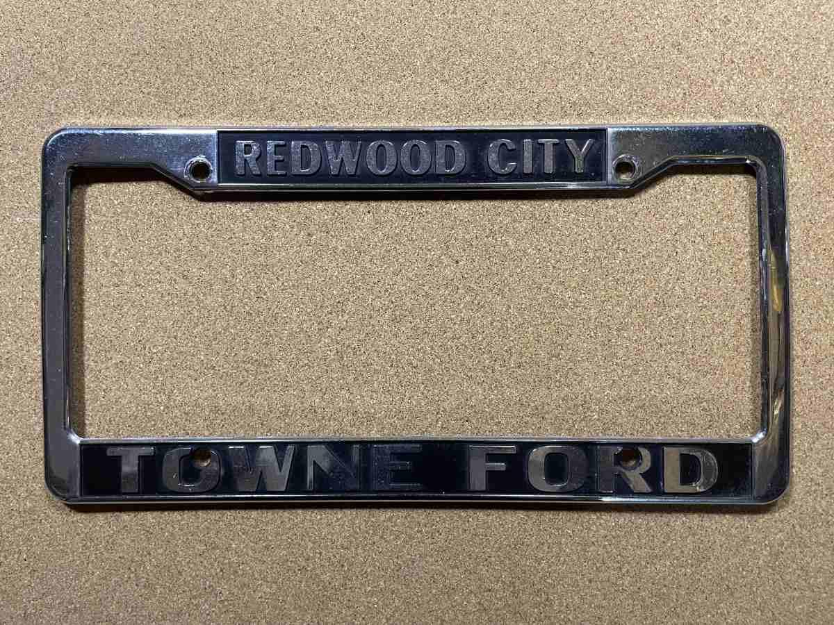 Rámeček SPZ Towne Ford Redwood City – chromový kovový