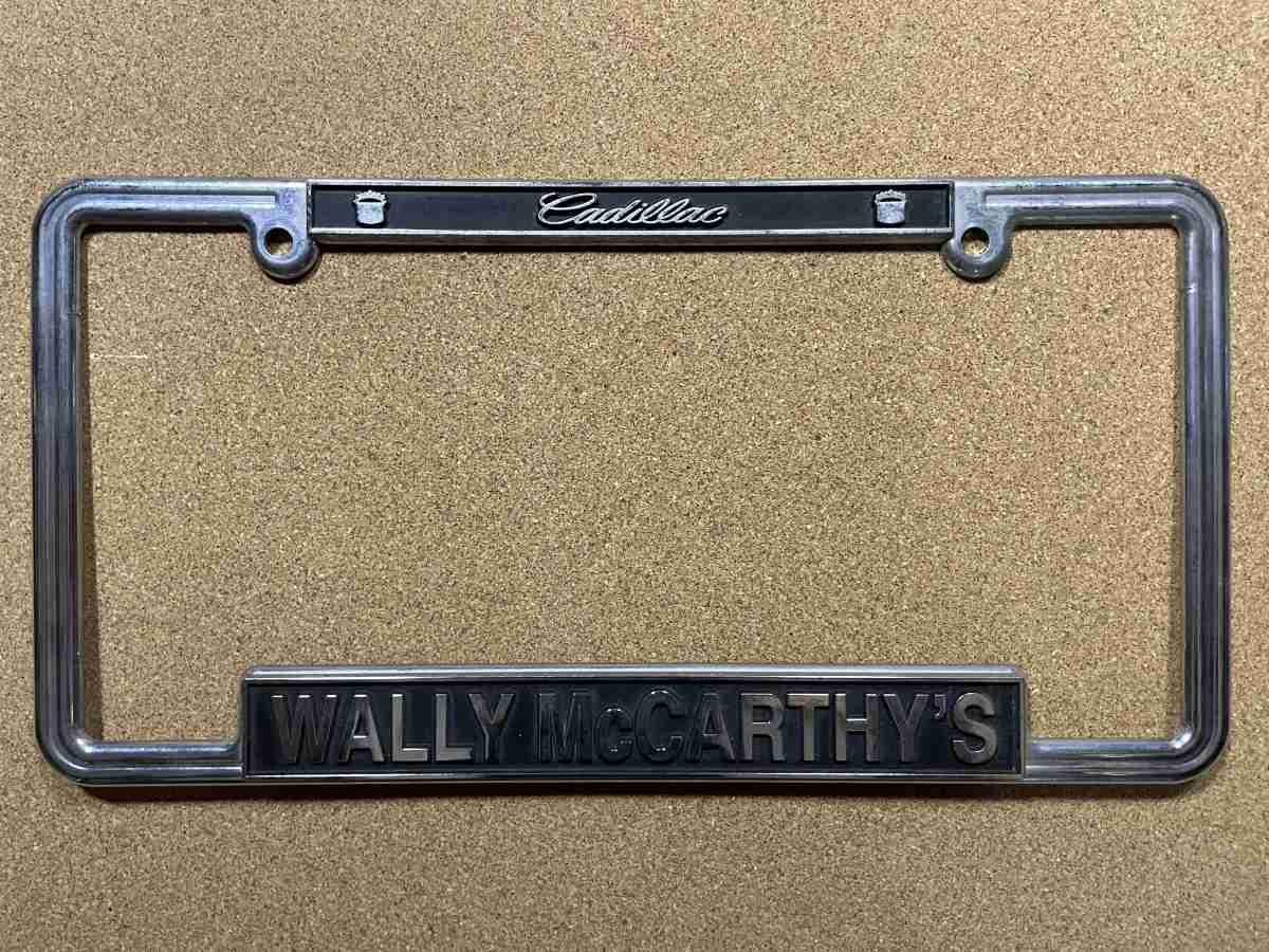 Rámeček SPZ Wally McCarthy's Cadillac – chromový kovový