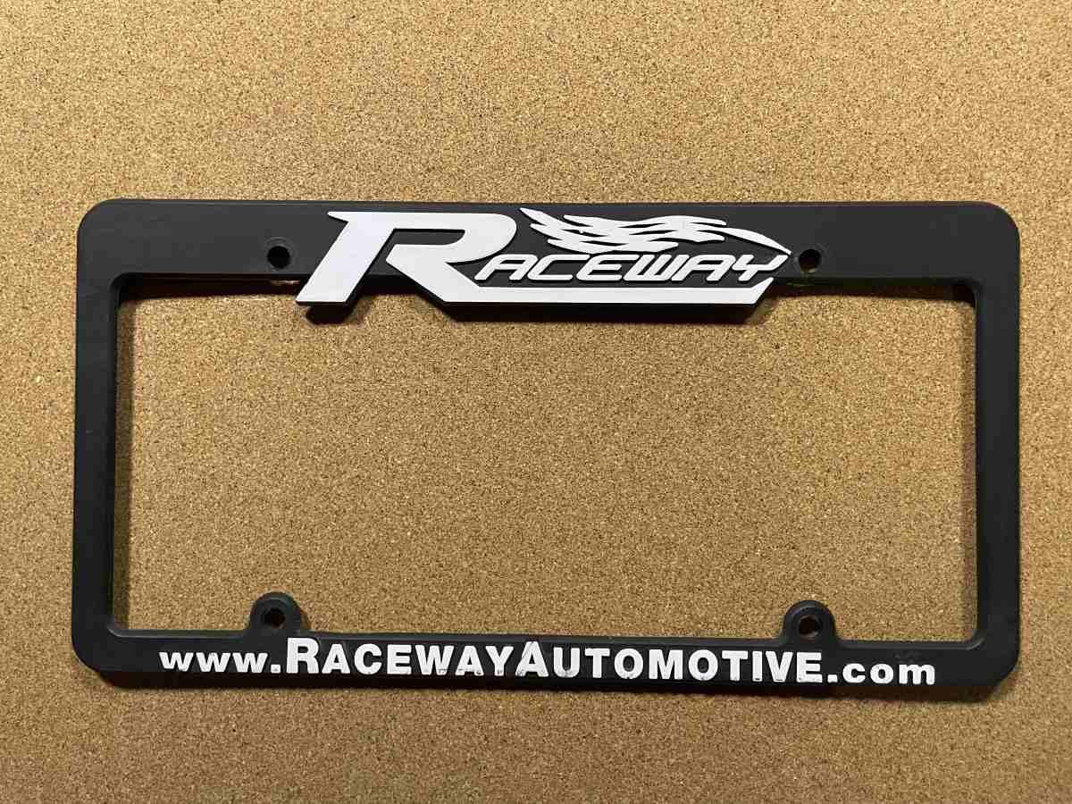 Rámeček SPZ Raceway Automotive – černý s 3D logem