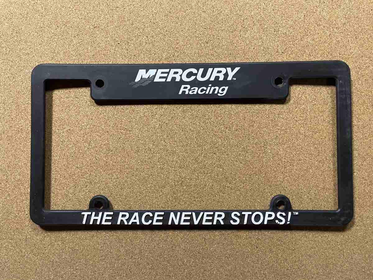Mercury Racing The Race Never Stops — rám SPZ USA černý plastový