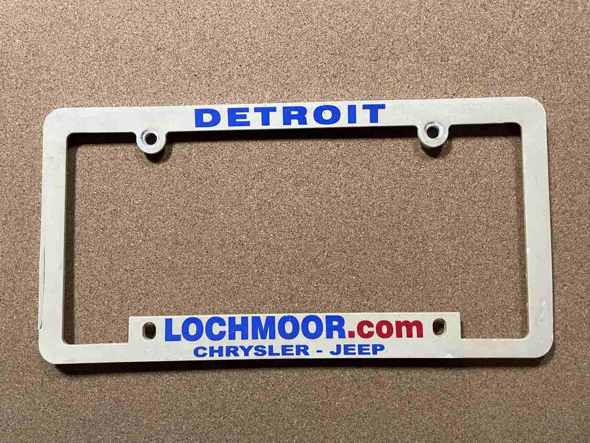 Lochmoor Chrysler Jeep Detroit — dealerský rám SPZ USA bílý