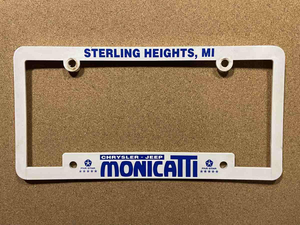 Monicatti Chrysler Jeep Sterling Heights MI — rám SPZ USA bílý
