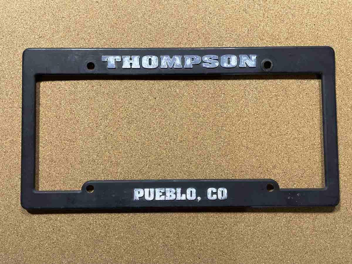 Rámeček SPZ Thompson Pueblo CO – černý plastový