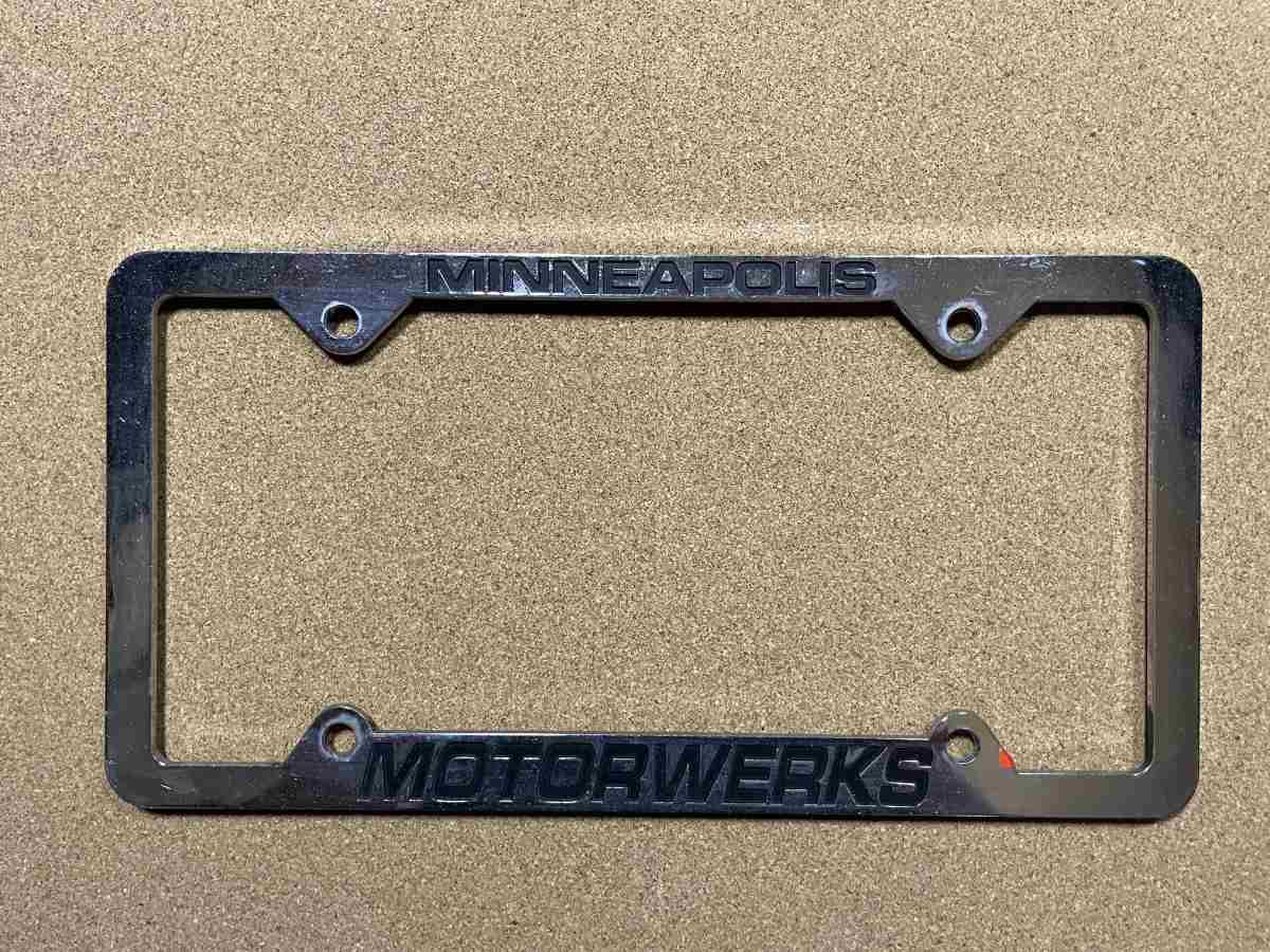 Rámeček SPZ Minneapolis Motorwerks – černý plastový