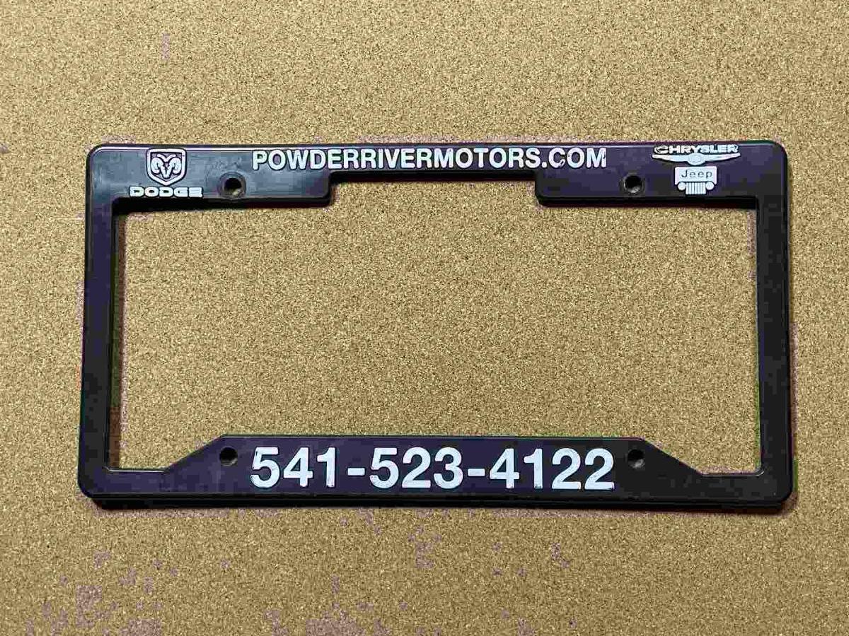 Vintage rámeček SPZ Powder River Motors — Dodge Chrysler Jeep, Oregon